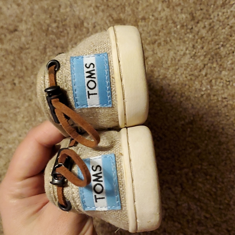 TOMS - Picture 3 of 4